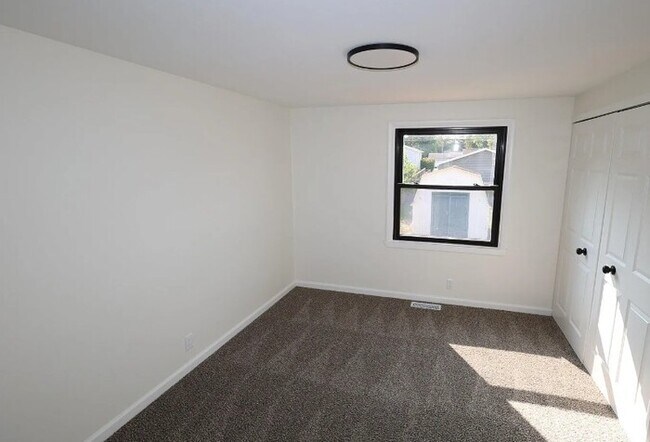 Building Photo - The Hass House | Comfortable South Bend Getaway