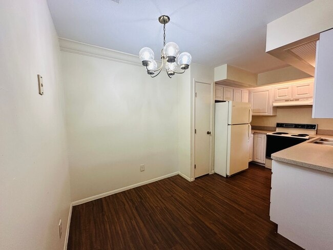 Building Photo - Stunning 1 Bedroom Condo in Pet-Friendly A...