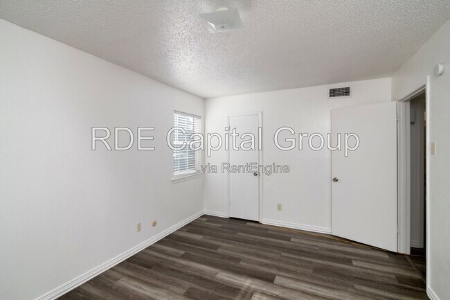 Building Photo - 7054 Glenview Dr