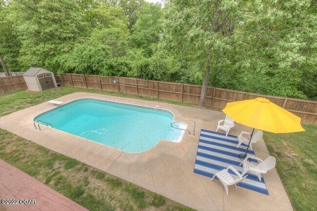 Building Photo - 2709 Summit Dr