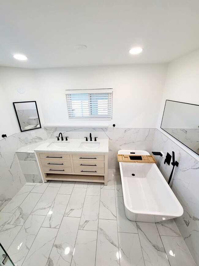 Building Photo - 36744 Vista del Lago St