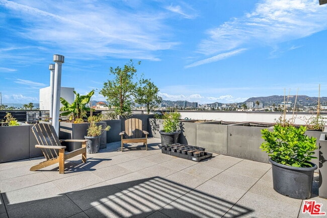 Building Photo - 667 N Wilton Pl