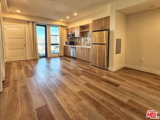 Building Photo - 723 S St Andrews Pl