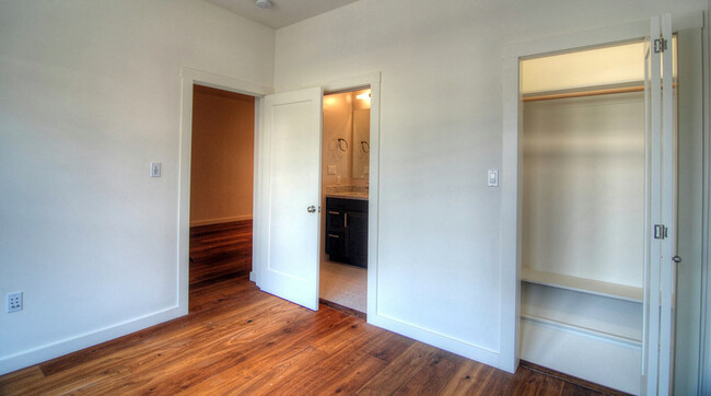 Building Photo - Renovated 2bed/1bath Apartment, Laundry in...