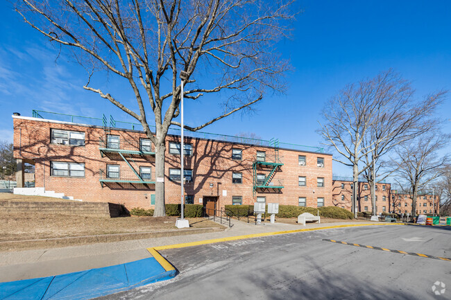 Building Photo - Glen Cove