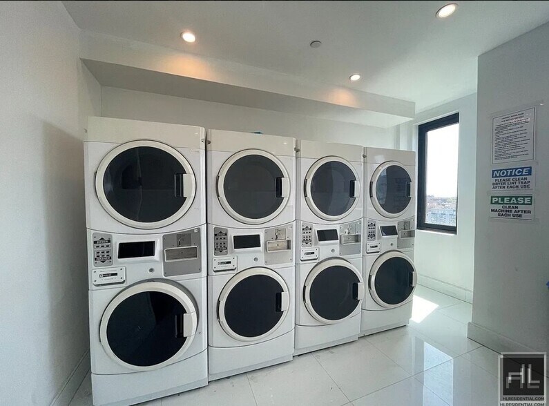 Building Photo - Stunning rent stabilized 1 bedroom with private balcony, onsite laundry, gym & roof deck