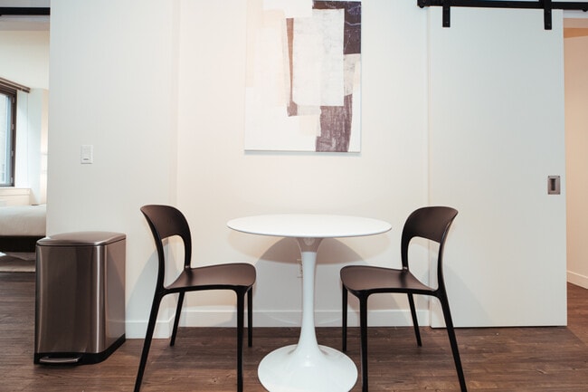 Building Photo - 525 W 28th St