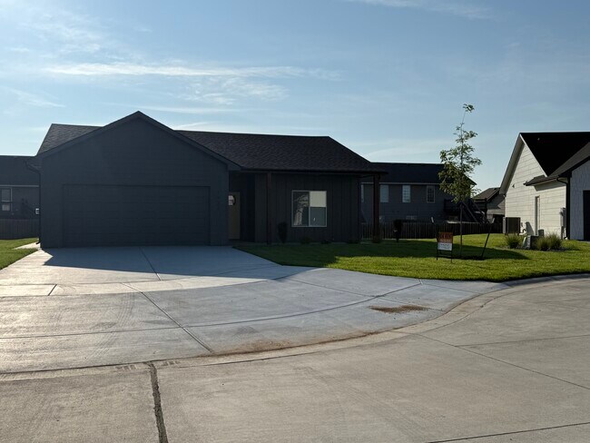 Primary Photo - 1923 Sutton Ct