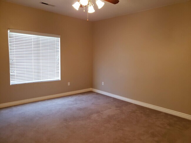 Building Photo - Beautiful 4 bed 2 bath home with 3 car gar...