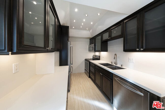 Building Photo - 1131 Alta Loma Rd