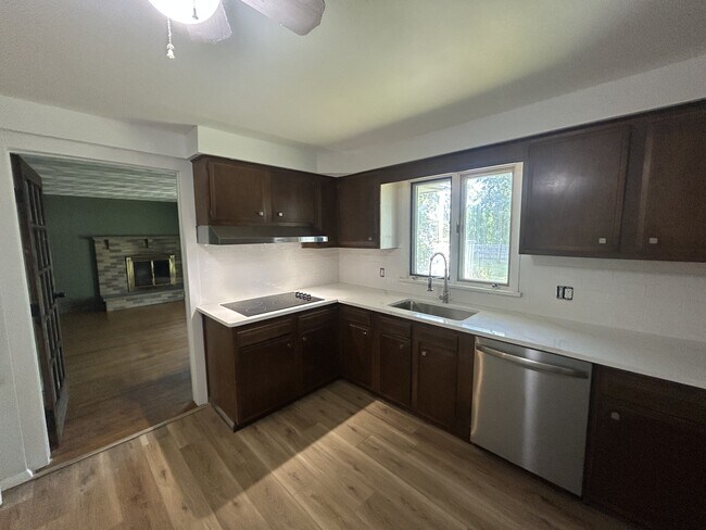 Building Photo - 102 Goethals Dr