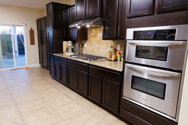 Building Photo - NW Visalia Home Coming Soon!