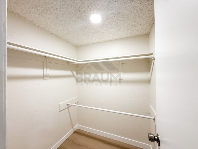 Building Photo - 4638 Tilden Ave