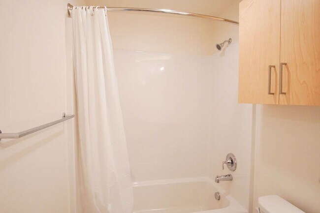 Building Photo - App Fee Special: Top Floor Modern 2 Bdr w/ W&D + AC!