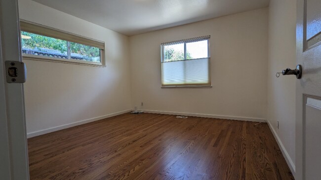 Building Photo - 2856 Benjamin Ave
