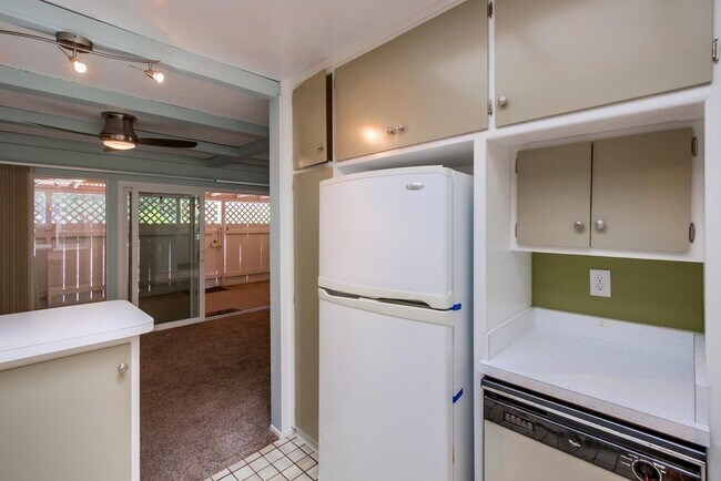 Building Photo - Large and bright condo in the Grossmont Vi...