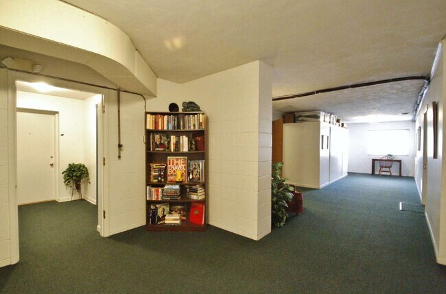 Building Photo - 2 bed 2 bath first floor apartment- Ottawa...