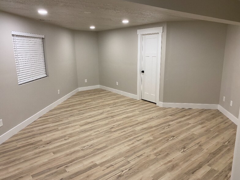 Building Photo - 2265 S Linda Wy