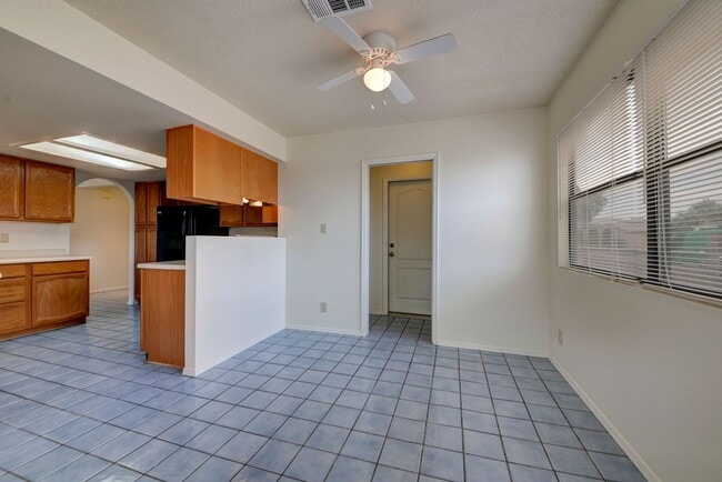 Building Photo - Amazing Three Bedroom in Heart of Rio Rancho!