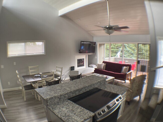 Building Photo - COMING SOON! Furnished 1-Bed 1-Bath Condo ...