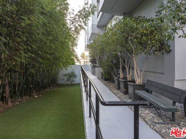 Building Photo - 1100 Alta Loma Rd