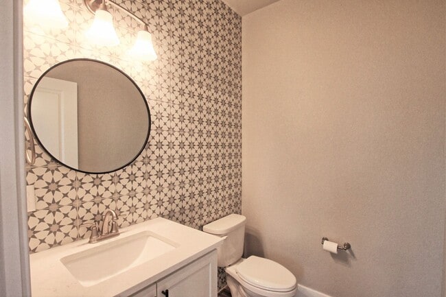 Building Photo - Newer 2 bed 2.5 bath Castle Rock townhome.