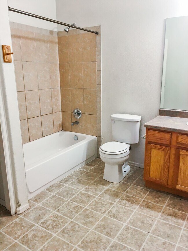 Building Photo - 3 Bedroom 3 Bath Rancher Town Home 2 Car G...