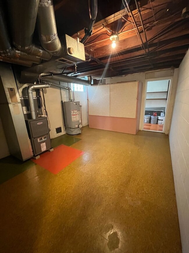 Building Photo - 3 Bedroom, 2 Bathroom Home With Garage Available for Pre-Lease!