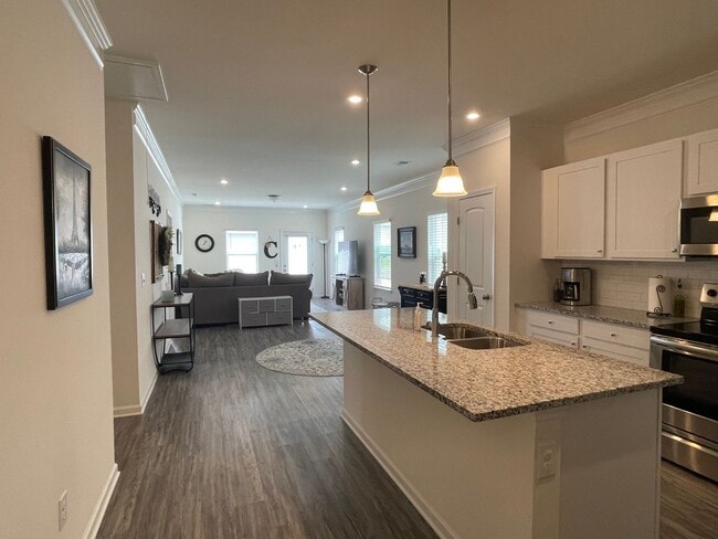 Building Photo - Gorgeous 3 Bedroom Home in Union Station Community!