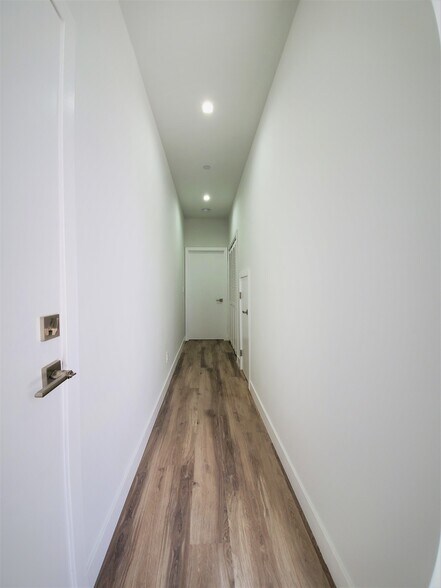 Building Photo - 2337 S Crenshaw Blvd