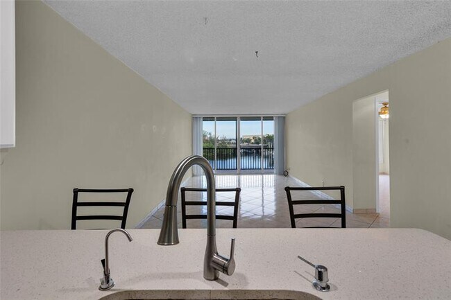 Building Photo - 7 Royal Palm Way
