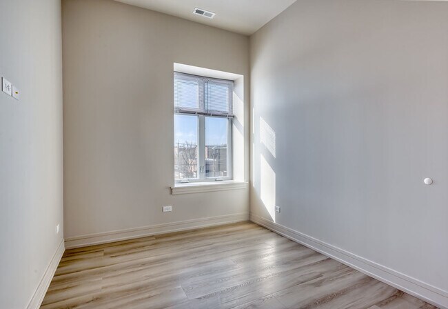 Building Photo - 1427 S Kedzie Ave