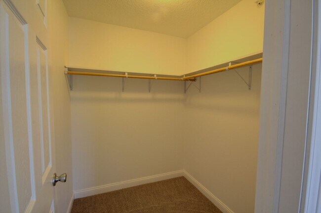 Building Photo - Gorgeous 3 Bedroom Townhome