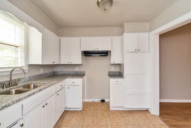 Building Photo - Move-In Ready House for Rent in Talladega!...