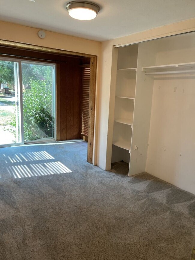 Building Photo - STUDENTS WELCOME! Spacious Ranch Home Across from City Park!