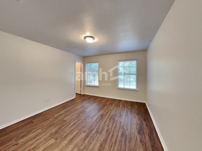 Building Photo - 2014 Kingsbridge Dr