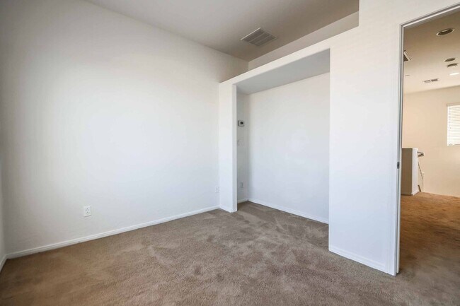 Building Photo - 4 BEDROOM HOUSE IN HENDERSON!!