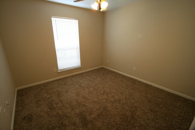 Building Photo - 901 Camellia Ct
