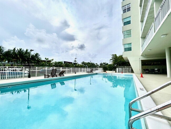 Building Photo - 9500 W Bay Harbor Dr