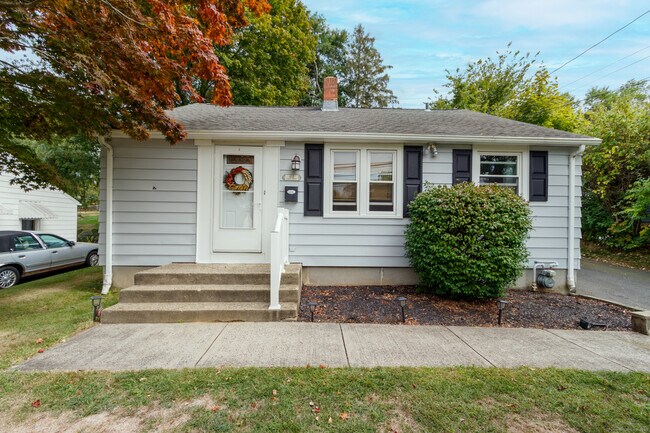 Primary Photo - 452 Pond Point Ave