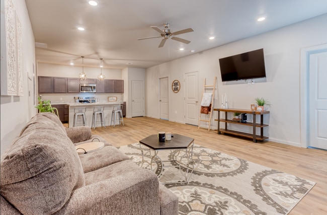 Building Photo - 402 Lincoln Ln