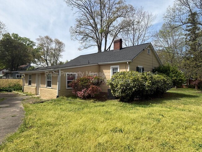 Building Photo - 801 Knollwood St