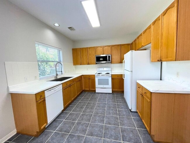 Building Photo - 6400 La Carman Ln