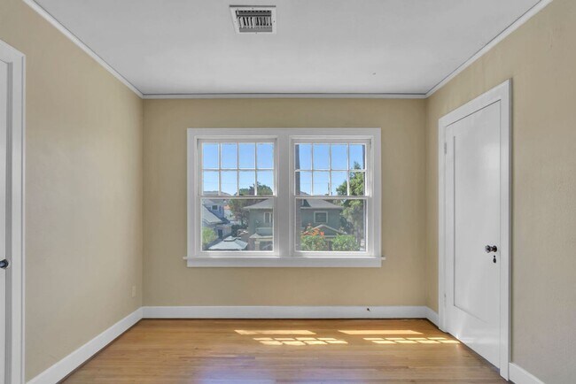 Building Photo - Great upstairs bungalow in Hillcrest with one car garage!