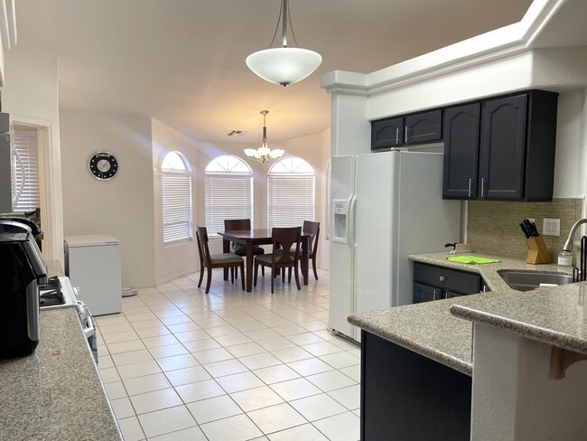 Building Photo - 3 bedroom 2 Bath Lakefront home in the des...