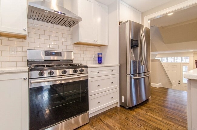 Building Photo - 718 Main St