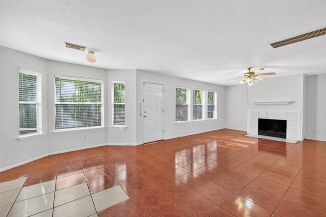 Building Photo - 8366 Golf Green Cir