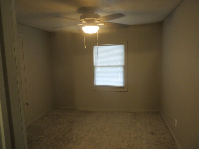 Front Bedroom - 534 N Warren Ave