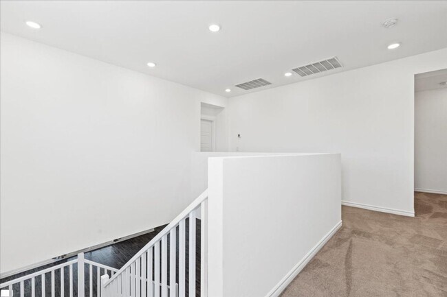 Building Photo - Spacious 5-bedroom home in gated community