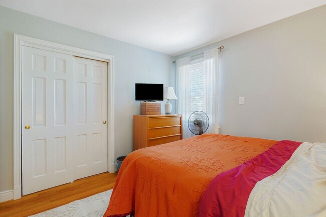 Building Photo - Beautiful Single-Level Home with In-Law Suite and Expansive Yard ***Available Early August 2026***